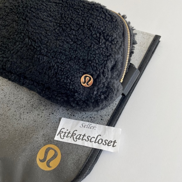 🆕 *GOLD HARDWARE* NWT 2022 lululemon everywhere belt bag fleece EBB 1L - black - Picture 3 of 9